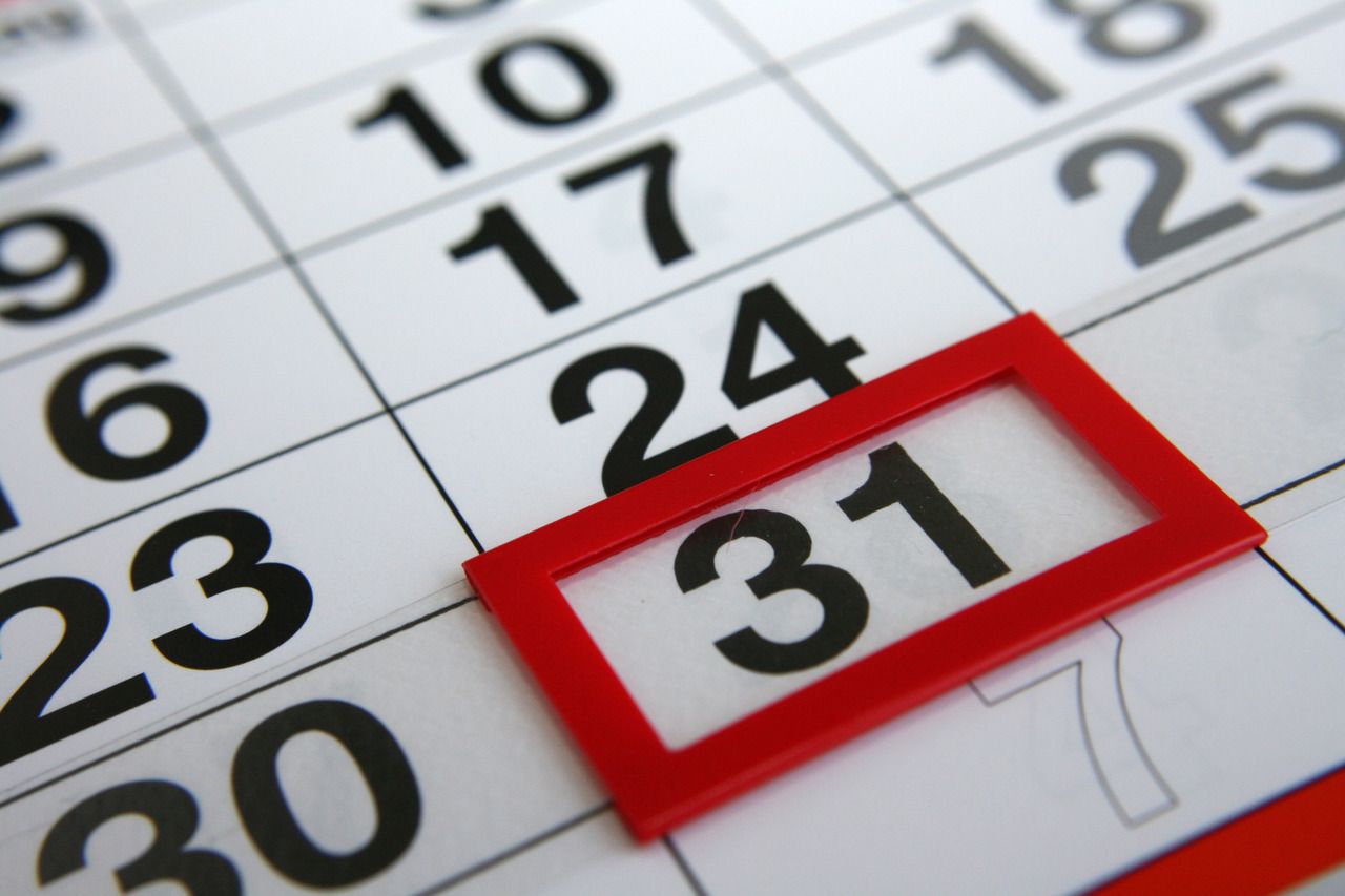 Termin wystawienia faktury za usługę — kalendarz z zaznaczonym ostatnim dniem miesiąca